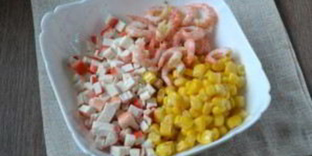 салат с креветками и крабовыми палочками