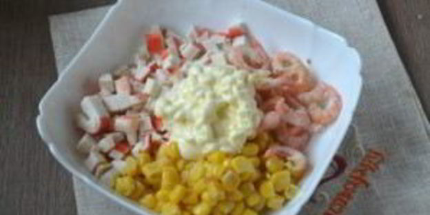 салат с креветками и крабовыми палочками