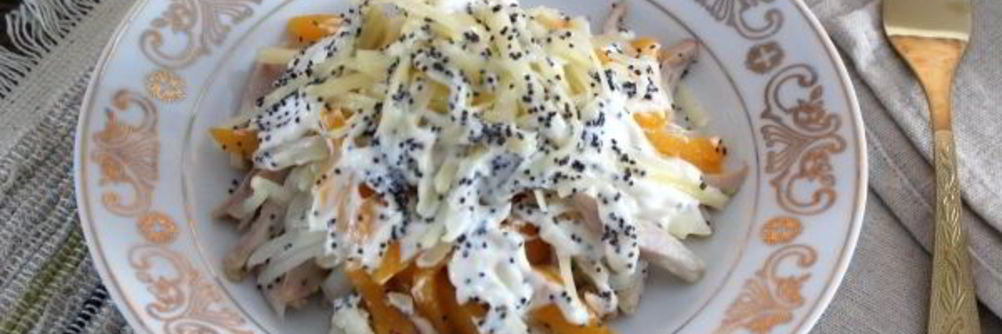 Салат с курицей, персиками и маком