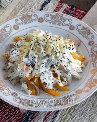 Салат с курицей, персиками и маком