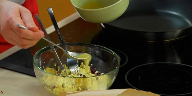 салат с кускусом и сушеной клюквой