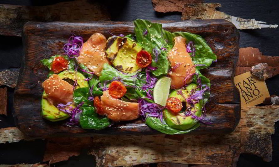 Рецепт салата с лососем и печеным авокадо