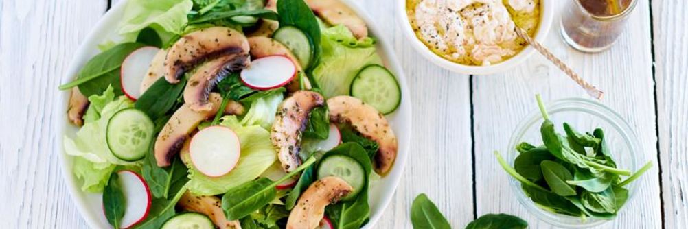 Салат с маринованными шампиньонами и сметанной заправкой