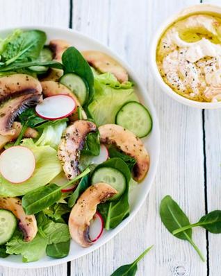 Салат с маринованными шампиньонами и сметанной заправкой