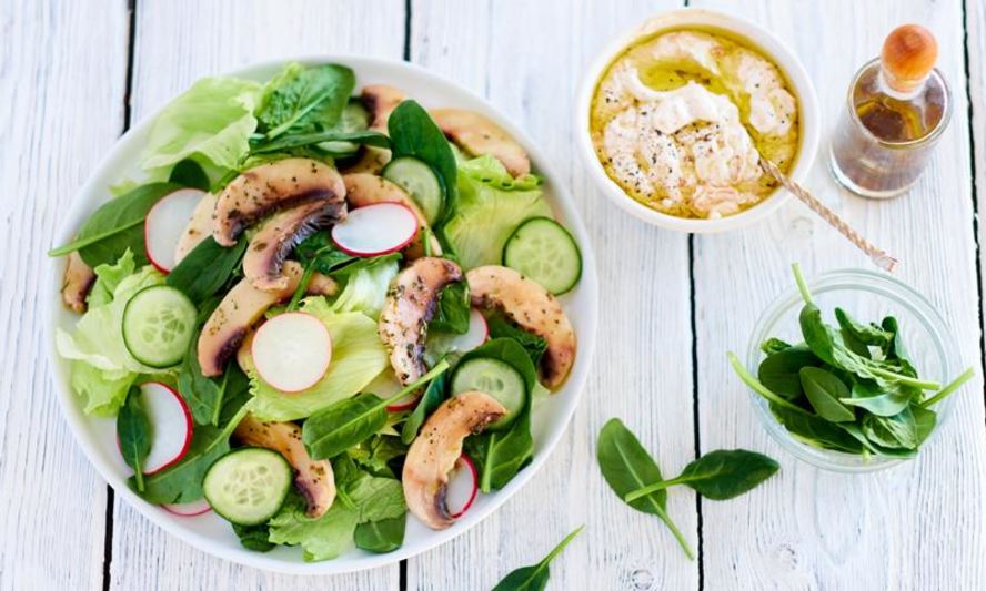 Рецепт салата с маринованными шампиньонами и сметанной заправкой