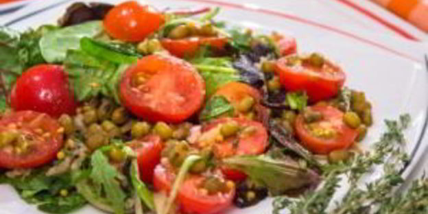 салат с машем, черри и тимьяном