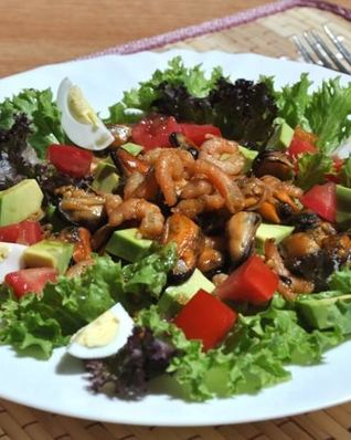 Салат с мидиями и креветками