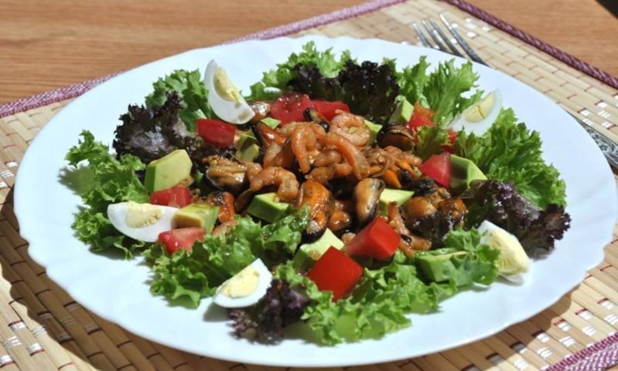 Рецепт салата с мидиями и креветками