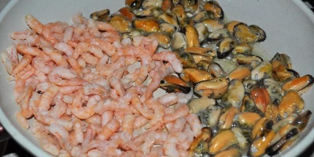 салат с мидиями и креветками