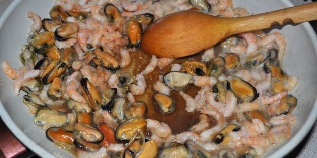 салат с мидиями и креветками