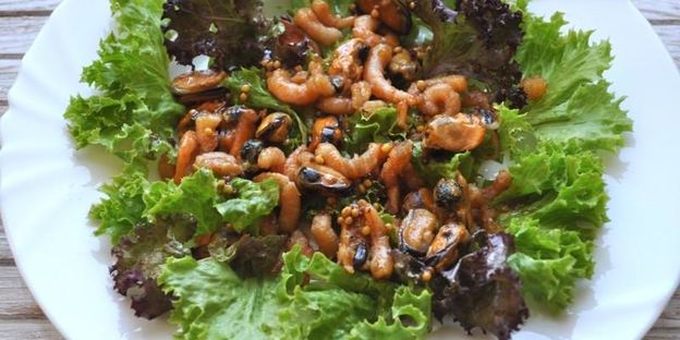 салат с мидиями и креветками