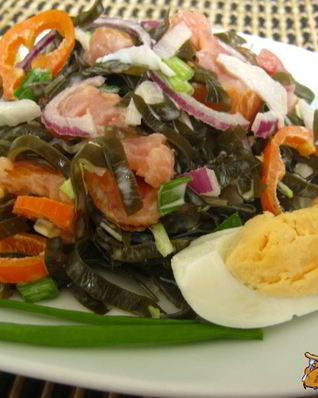 Салат с морской капустой и семгой