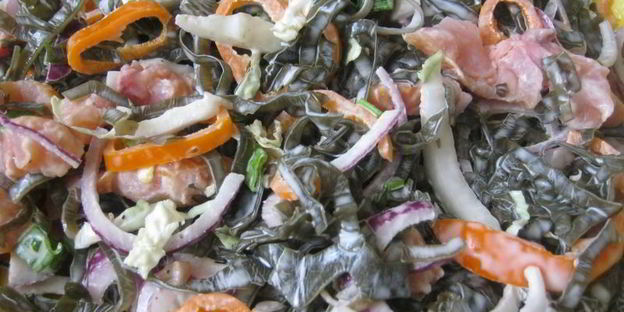 салат с морской капустой и семгой