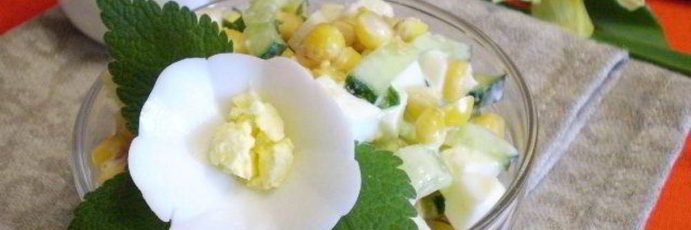 Салат с огурцом и кукурузой