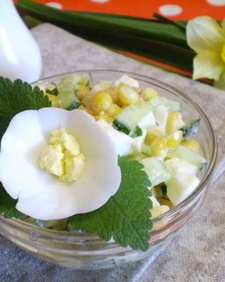 Салат с огурцом и кукурузой