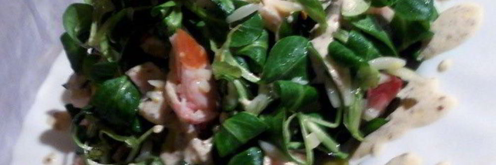 Салат с орзо, копченой курицей и зеленым горошком