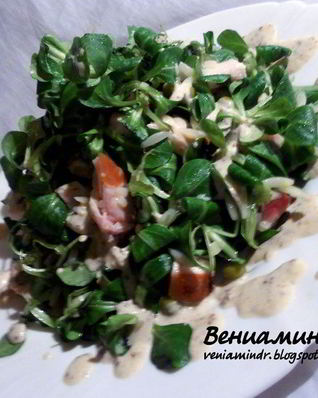 Салат с орзо, копченой курицей и зеленым горошком