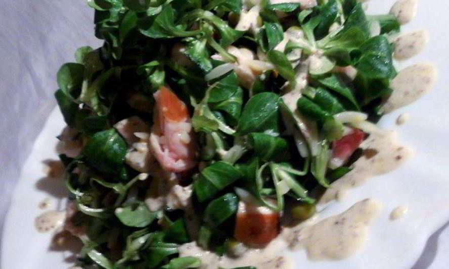 Рецепт салата с орзо, копченой курицей и зеленым горошком