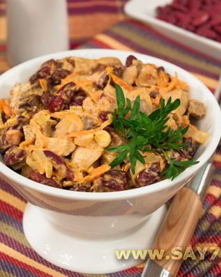 Салат с печенью, фасолью и маринованными грибами