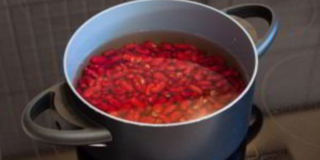 салат с печенью, фасолью и маринованными грибами