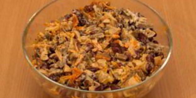 салат с печенью, фасолью и маринованными грибами