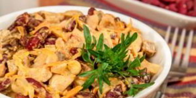 салат с печенью, фасолью и маринованными грибами