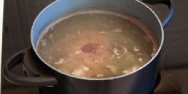 салат с печенью, фасолью и маринованными грибами