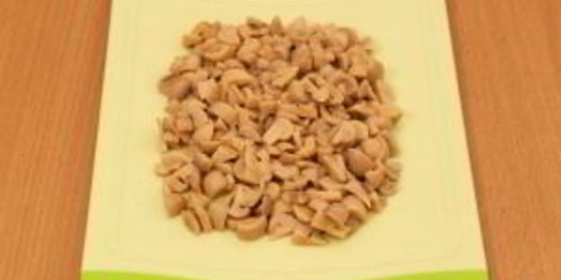 салат с печенью, фасолью и маринованными грибами