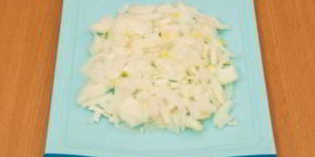 салат с печенью, фасолью и маринованными грибами