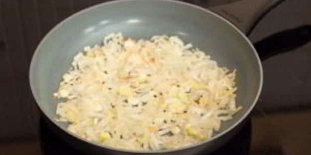 салат с печенью, фасолью и маринованными грибами