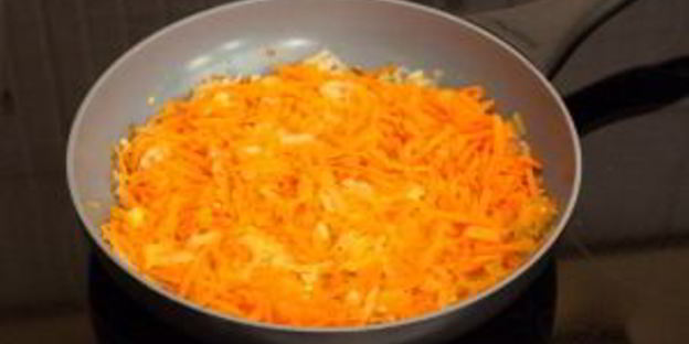 салат с печенью, фасолью и маринованными грибами