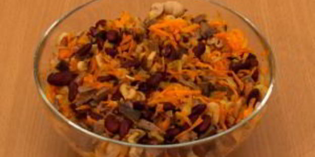 салат с печенью, фасолью и маринованными грибами