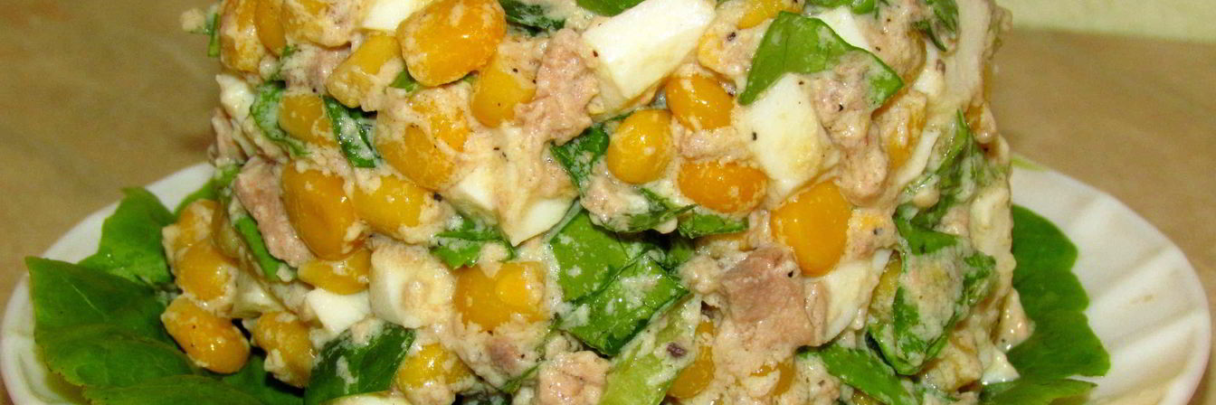 Салат с печенью трески и кукурузой