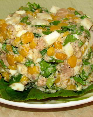 Салат с печенью трески и кукурузой