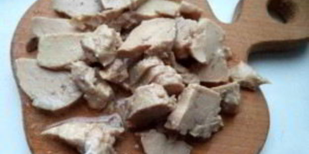 салат с печенью трески и кукурузой