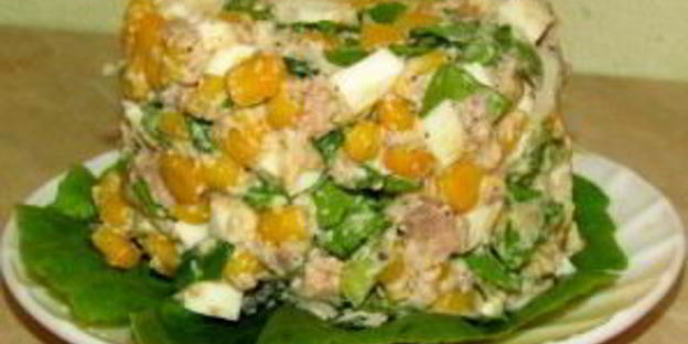 салат с печенью трески и кукурузой