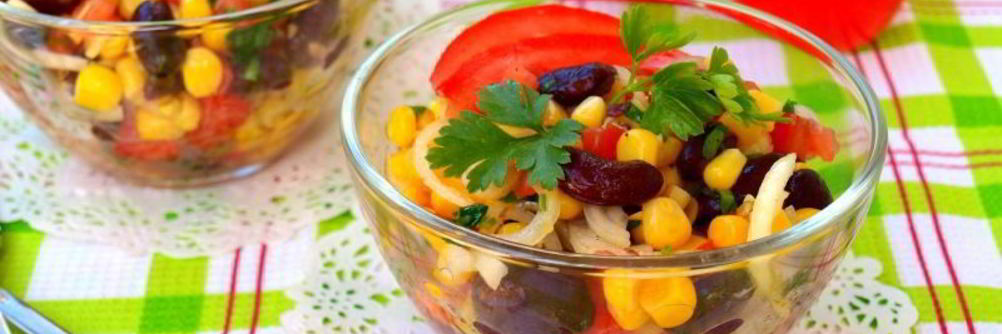Салат с помидорами, фасолью и кукурузой