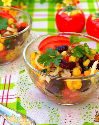 Салат с помидорами, фасолью и кукурузой