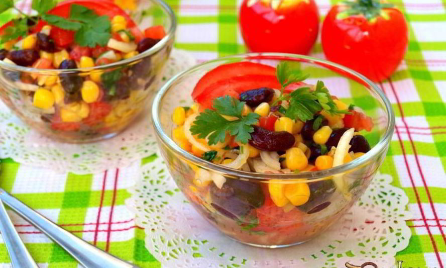 Рецепт салата с помидорами, фасолью и кукурузой