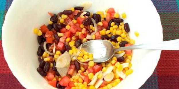 салат с помидорами, фасолью и кукурузой