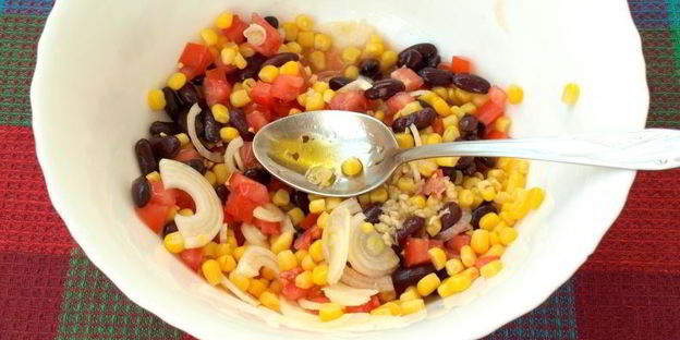 салат с помидорами, фасолью и кукурузой