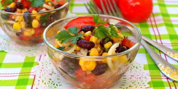 салат с помидорами, фасолью и кукурузой