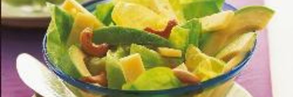 Салат с сыром, авокадо, кешью и винно-горчичной заправкой
