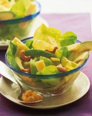 Салат с сыром, авокадо, кешью и винно-горчичной заправкой