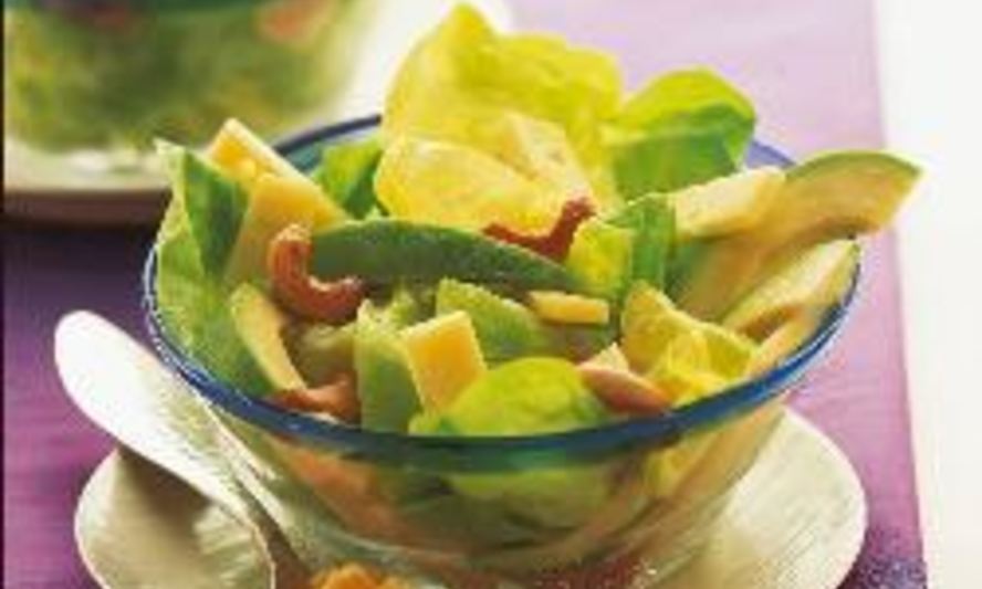 Рецепт салата с сыром, авокадо, кешью и винно-горчичной заправкой