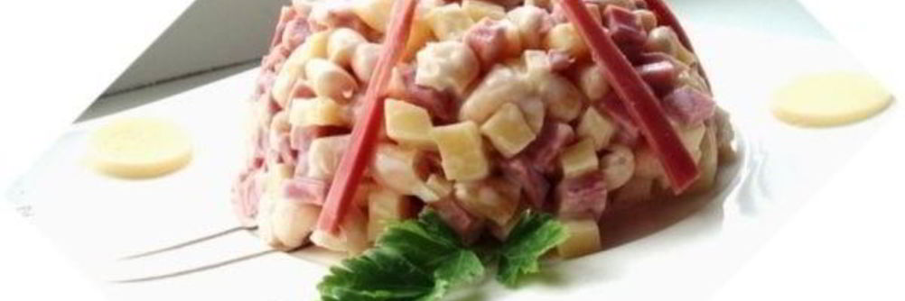 Салат с телятиной, фасолью, яйцами и зеленью в остром соусе