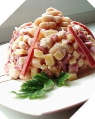 Салат с телятиной, фасолью, яйцами и зеленью в остром соусе