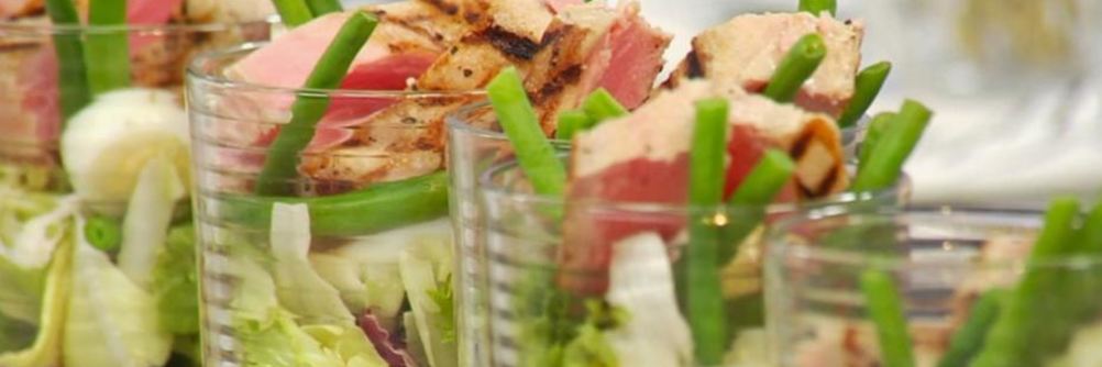 Салат с тунцом гриль в стаканчике