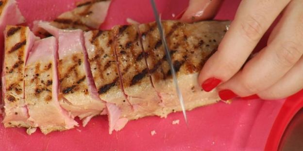 салат с тунцом гриль в стаканчике