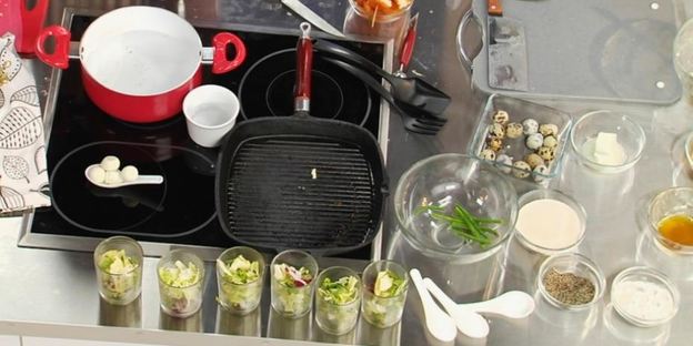 салат с тунцом гриль в стаканчике